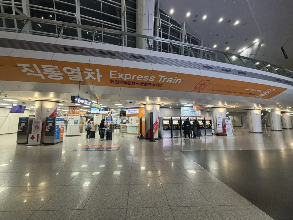 仁川空港第1ターミナルのAREXコンコースにあるオレンジ色の直通列車の案内表示