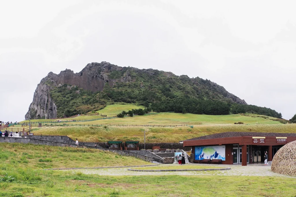 済州島の城山日出峰をふもとから見た風景。