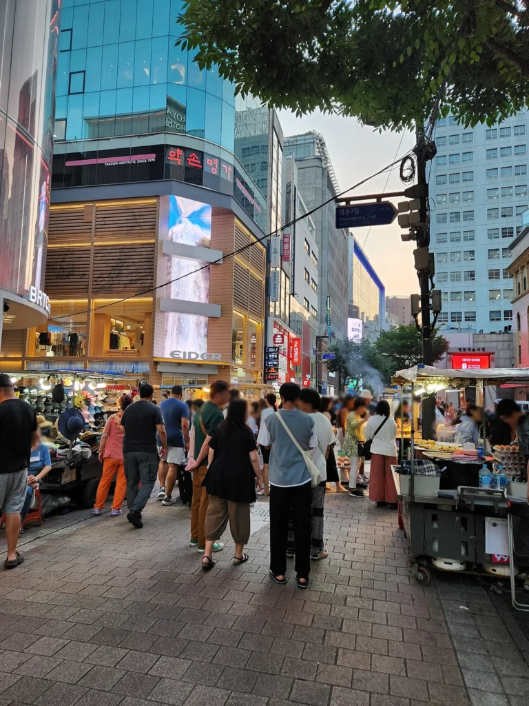 韓国語と英語で明洞7街と書かれた道路標識。
