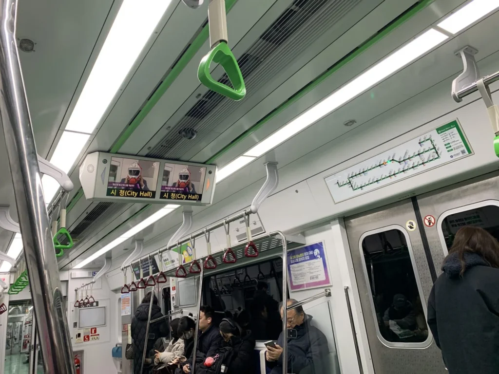 ソウル地下鉄2号線の車内にある緑色のつり革、路線表示、ドア