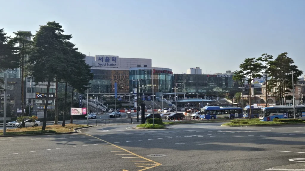 ソウル駅の現駅舎の外観と駅前広場。